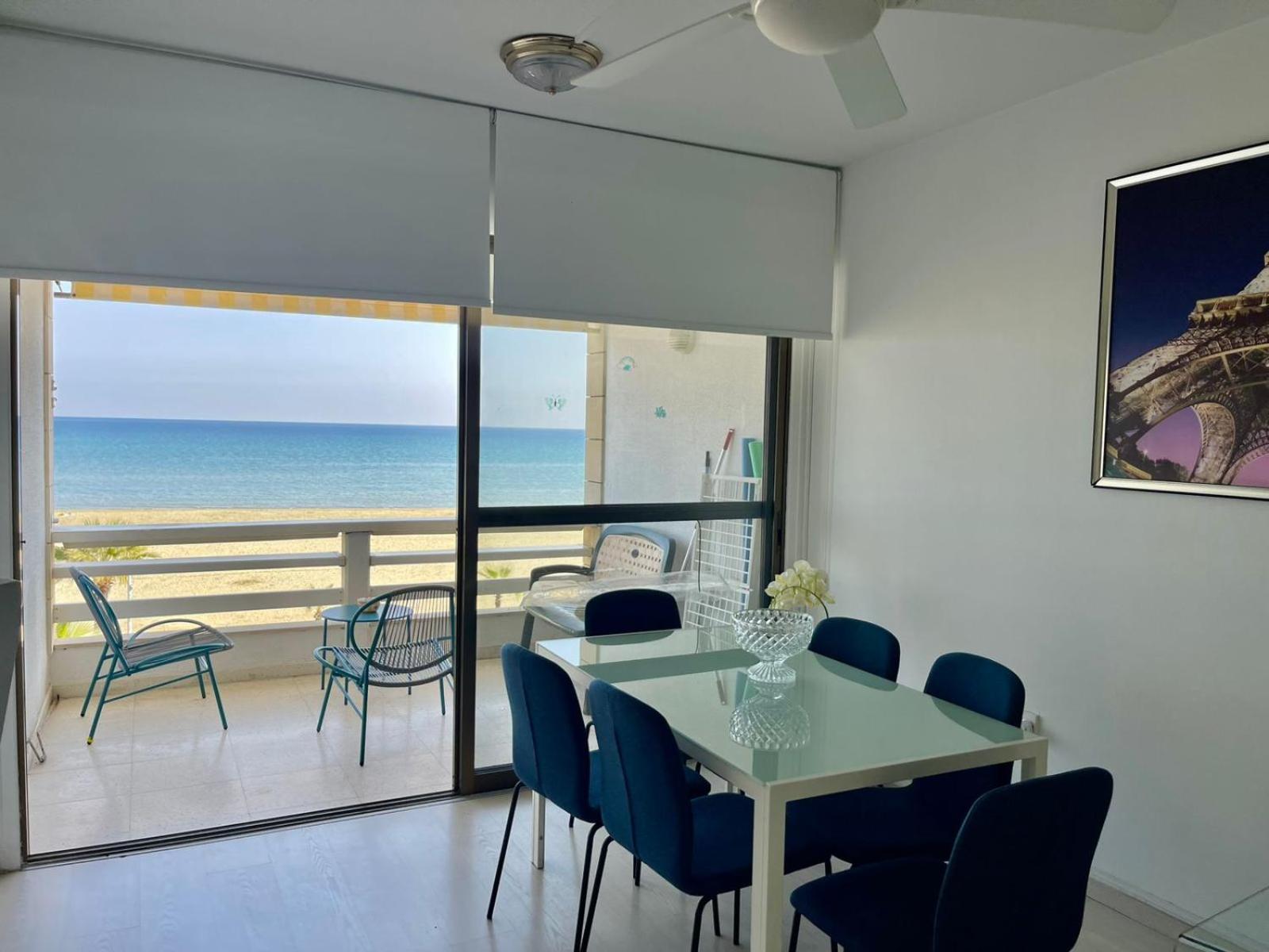 Sea View Suite In Makenzy Ларнака Екстериор снимка