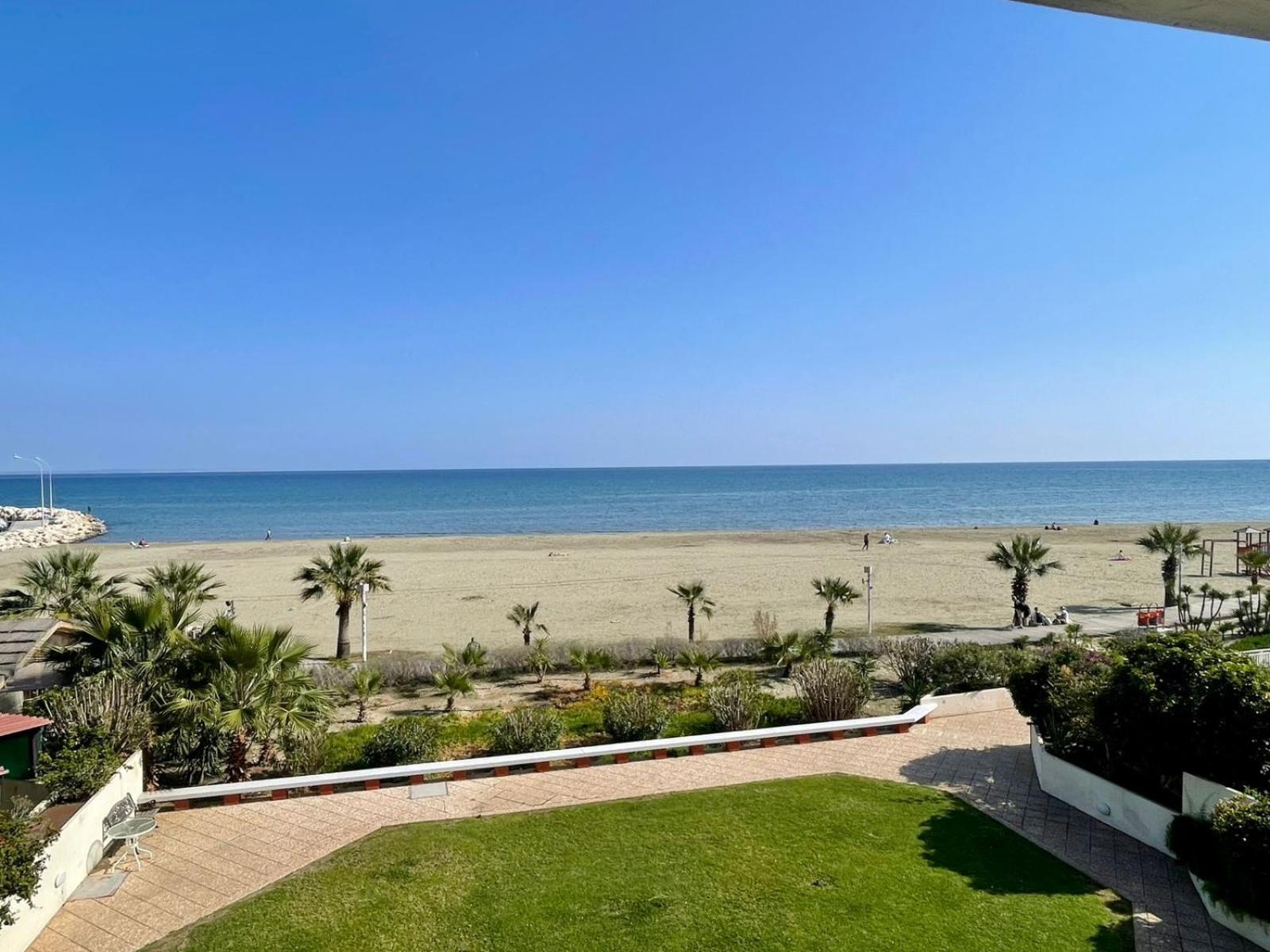 Sea View Suite In Makenzy Ларнака Екстериор снимка