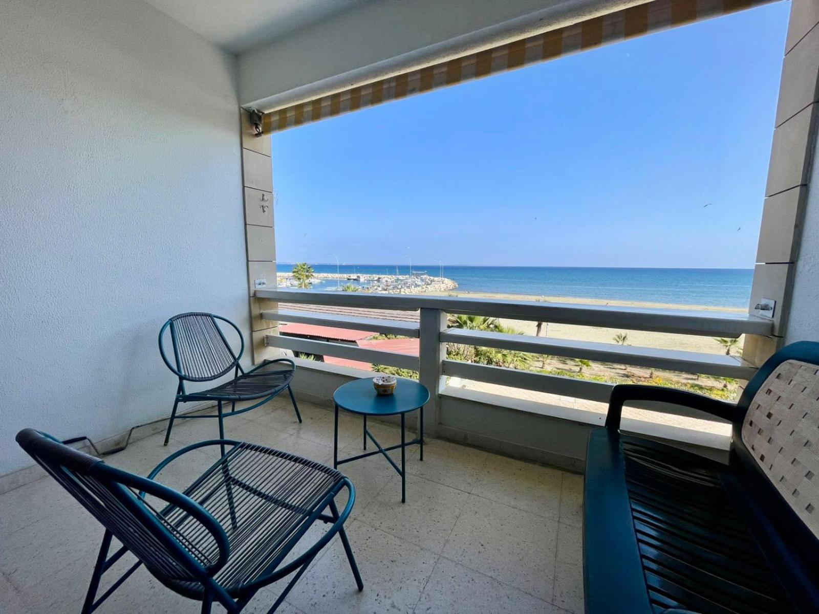 Sea View Suite In Makenzy Ларнака Екстериор снимка