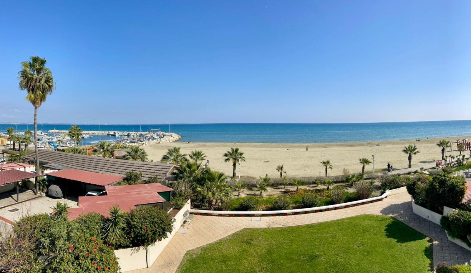 Sea View Suite In Makenzy Ларнака Екстериор снимка