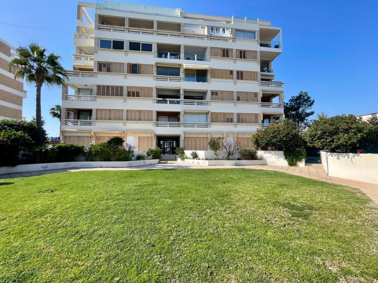 Sea View Suite In Makenzy Ларнака Екстериор снимка