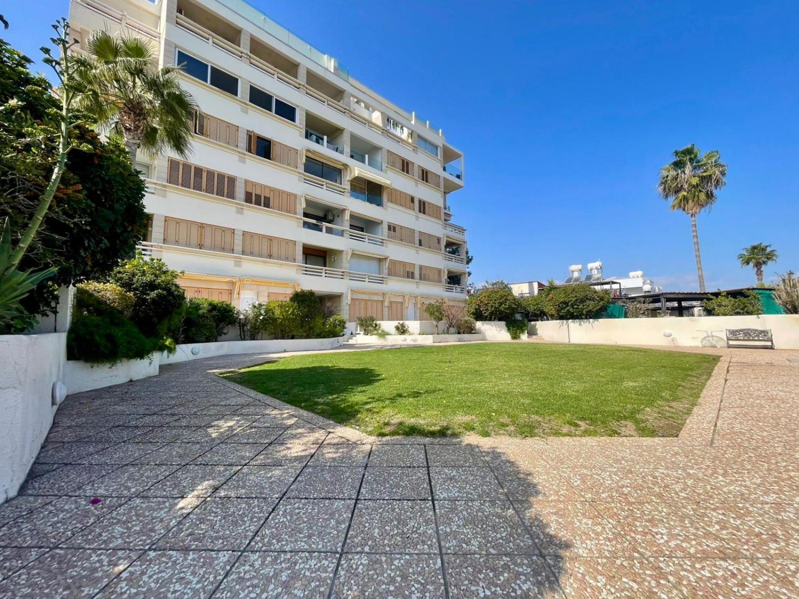 Sea View Suite In Makenzy Ларнака Екстериор снимка